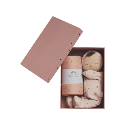 This gift set comes with a pink posable plush doll and matching swaddle cloth. the Lullaby Luna includes a pompom on their bonnet that plays a sleepy tune when pulled. Beautifully packaged in a keepsake box, this is the perfect gift for a newborn.