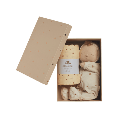 This gift set comes with a posable plush doll and matching swaddle cloth. the Lullaby Lyra includes a pompom on their bonnet that plays a sleepy tune when pulled. Beautifully packaged in a keepsake box, this is the perfect gift for a newborn.