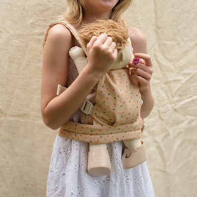 This pink polka dot doll carrier features adjustable straps and a snug fit, ideal for kids to carry their dolls comfortably.The perfect doll accessory for kids imaginative play.