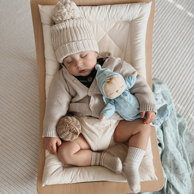 Beautiful baby blue plush doll, posable and perfectly weighted for calm. The Lullaby Leo includes a pompom on their bonnet that plays a sleepy tune when pulled. This doll is suitable from birth.