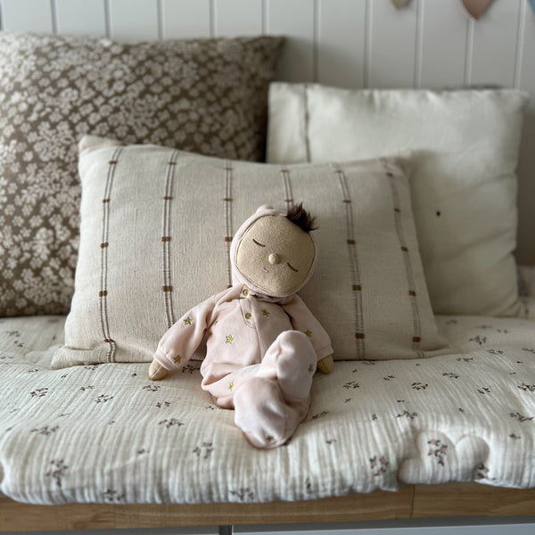 Beautiful pink plush doll, posable and perfectly weighted for calm. The Lullaby Luna includes a pompom on their bonnet that plays a sleepy tune when pulled. This doll is suitable from birth.