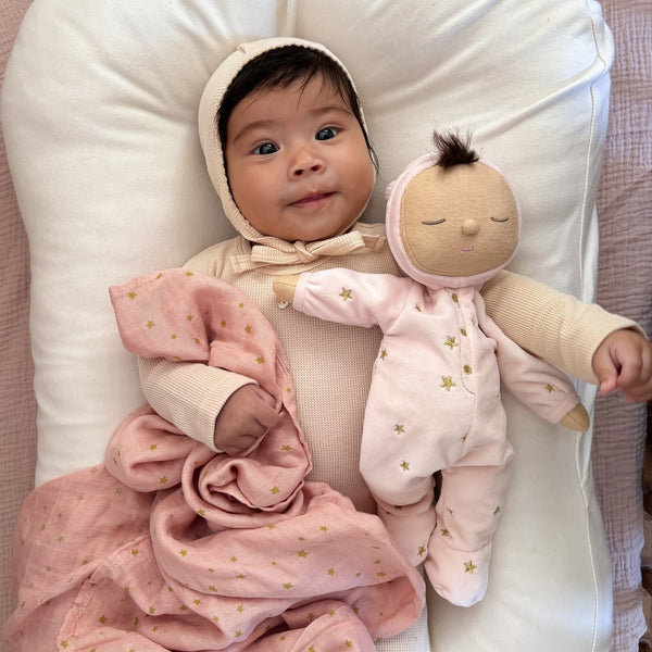 Beautiful pink plush doll, posable and perfectly weighted for calm. The Lullaby Luna includes a pompom on their bonnet that plays a sleepy tune when pulled. This doll is suitable from birth.