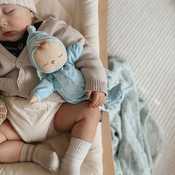 This gift set comes with a blue posable plush doll and matching swaddle cloth. the Lullaby Leo includes a pompom on their bonnet that plays a sleepy tune when pulled. Beautifully packaged in a keepsake box, this is the perfect gift for a newborn.